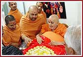 Swamishri accepting an invitation to Atlanta's Mandir Mahotsav