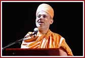 Pujya Viveksagar Swami address the assembly 