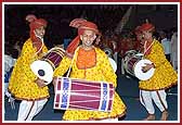 Balaks and Kishores exuberantly welcome Swamishri with a dance