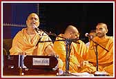 Pujya Yogicharan Swami captivates the audience with a beautiful kirtan