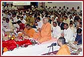 Sadguru Pujya Doctor Swami 
              performs the mahapooja vidhi for the murti pratishtha ceremony