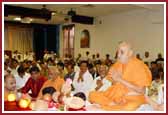 Swamishri performs the mahapooja vidhi for the murti pratishtha ceremony