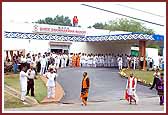 Devotees waiting for Swamishri's darshan