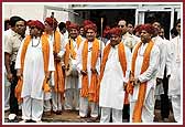 Devotees waiting for Swamishri's darshan