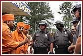 Swamishri blesses the police officers