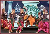 Balaks greet Swamishri  by a colorful dance 'Haalo Haalo Guruji Ne Aangane'
