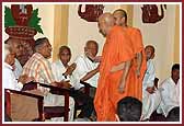 Senior citizens doing darshan during Swamishris evening walk