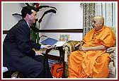 District Attorney Jeffrey H. Brickman presents a proclamation that praises Swamishri's strong adherence to non-violence
  