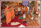 Swamishri does darshan before performing his morning pooja 
