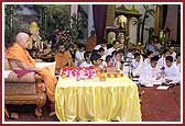 Swamishri performs pooja as balaks sing kirtans with devotion