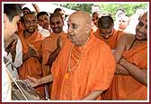 Swamishri plays the 