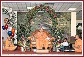 Swamishri and saints sing 'Ekade Ek, Shreeji Ni Rakho Tek'