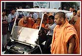 Swamishri on his way to the kitchen before the evening sabha 