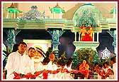Bal karyakars present a garland to Swamishri  