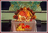 Swamishri does morning pooja 