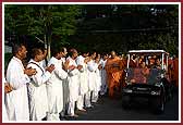 Yuvaks sing as Swamishri makes his way to do darshan in the mandir 