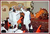 Yuvaks dance as saints sing 