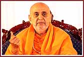 Swamishri blesses the Yuva Din assembly  
