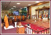 Swamishri does Thakorji's darshan