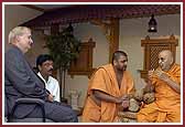 Chief of police, City of Lilburn, meets Swamishri