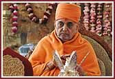 Swamishri performs mahapooja
