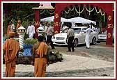 Swamishri arrives at the site for the Shilanyas Vidhi 