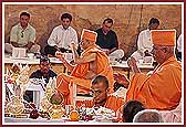 Pujya Doctor Swami and Pujya Viveksagar Swami perform the mahapooja ceremony 