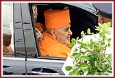 Swamishri arrives at Los Angeles mandir