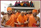  Kishores seated on the roof enthusiatically receive Swamishri