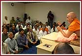 Swamishri blesses a small group of volunteers