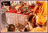 Swamishri sanctifies the foundation stone