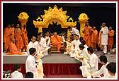 Portland Satsang Mandal offers an 84-foot garland to Swamishri