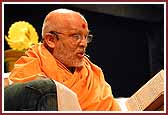 Pujya Ghanshyamcharan Swami does Vachnamrut Nirupan