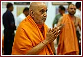 Swamishri does darshan 