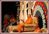  Swamishri blesses the assembly