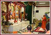 Swamishri engrossed in darshan of the murtis 