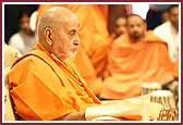   Swamishri turns the mala during his morning pooja 