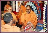 Saints do Shri Harikrishna Maharaj's pujan prior to the Pushpa Tula