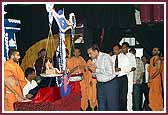  Devotees place flowers on the scale and have darshan of Shri Harikrishna Maharaj 