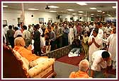 Swamishri gives sameep darshan to all devotees 