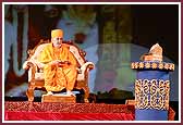 Swamishri performs aarti 