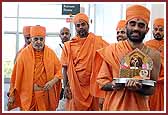 Swamishri arrives at the Ontario Convention Center for the 