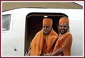 Swamishri disembarks at Orlando 