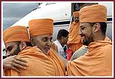 Swamishri meets saints 