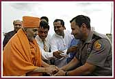  Swamishri blesses police officers 