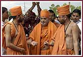 Swamishri arrives at the Orlando mandir