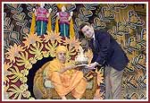 Swamishri offers an Amrut Kalash to the Governor of New Jersey, James McGreevey  