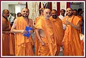 Swamishri looks at decorations in the mandir