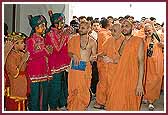 Swamishri enters the Swagat Sabha