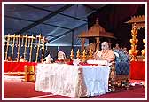 Swamishri performs his morning puja before the Kalash Vidhi 